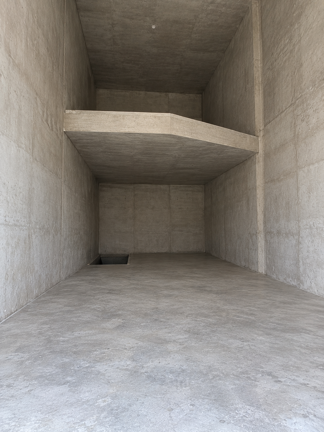 Intérieur brutaliste en béton avec mezzanine